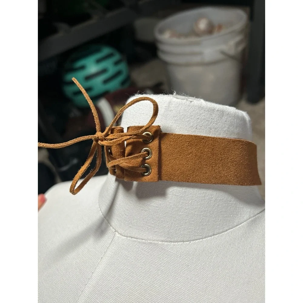 VTG Tan‎ Faux Suede Lace Up Choker Necklace Gold Tone Hardware Boho Western 90s
